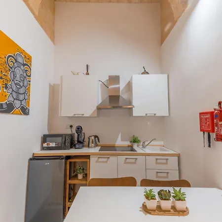 1br Near St John's Cocathedral Apartment *