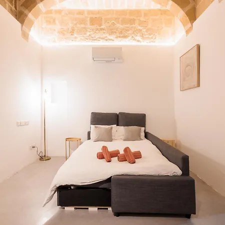 1br Near St John's Cocathedral Apartment
